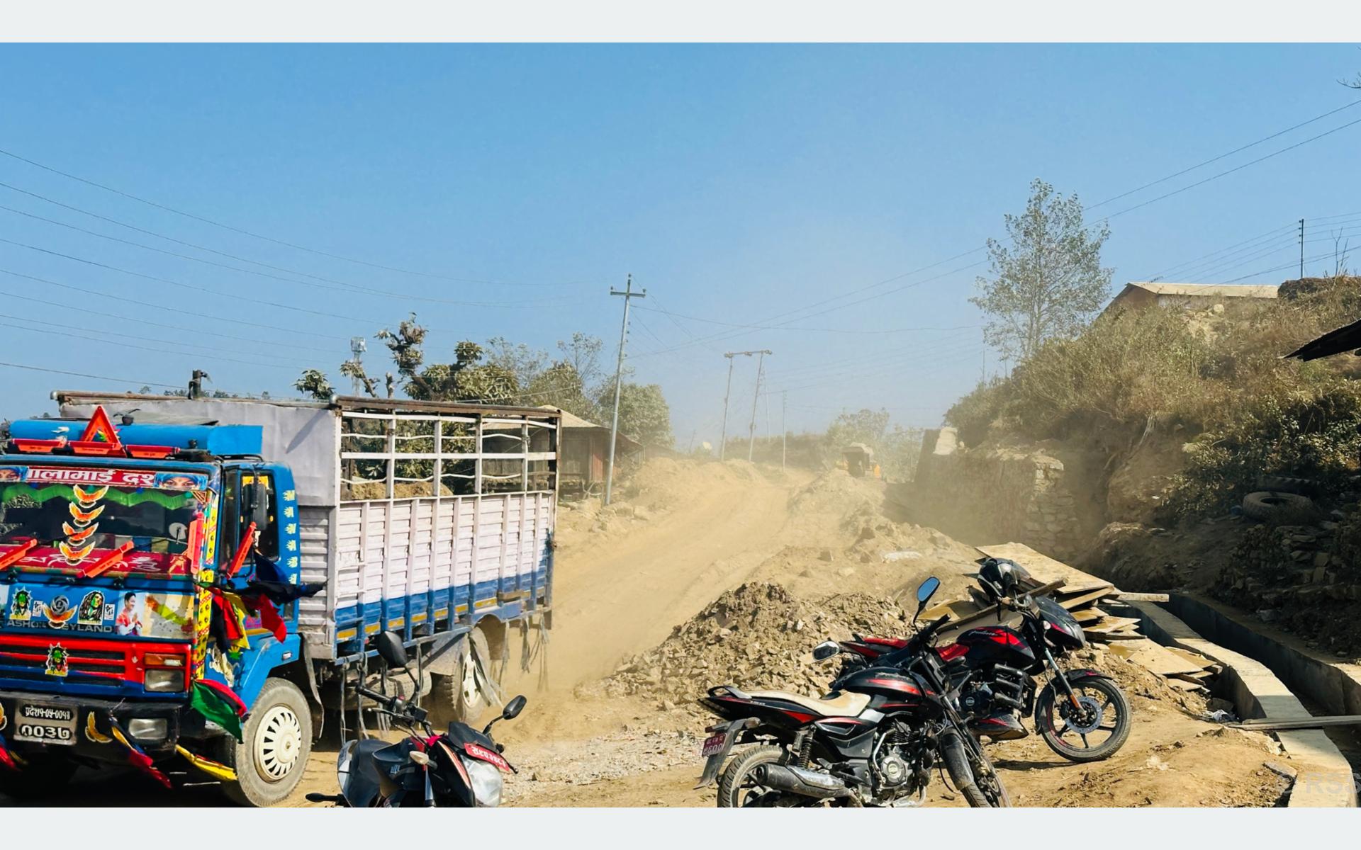 चुनाव फेरिन्छ, प्रतिनिधि फेरिन्छन् तर उदयपुर–२ को सडक उस्तै :  धुलो र हिलामै बित्दै दुई दशक