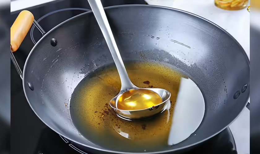 के तपाइले भान्सामा बचेको तेल पुनः प्रयोग गर्नु त भएको छैन ?  होसियार बन्नुहोस यसले ज्यानै लिन सक्छ