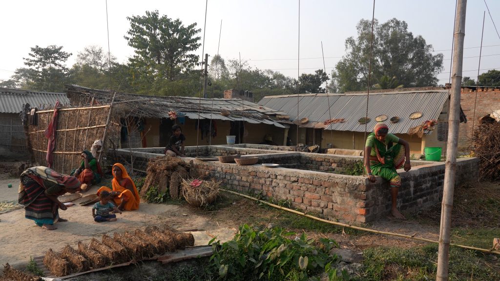घरको आशामा टहरा भत्काए, झुप्रोमै बस्न बाध्यस् औरहीका मुसहर बस्तीमा ‘जनता आवास’ अलपत्र