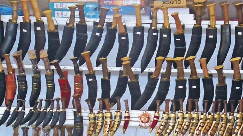 भोजपुरमा युवाको उदाहरणीय कदम स् पुर्ख्यौली खुकुरी पेसाबाट स्वरोजगार