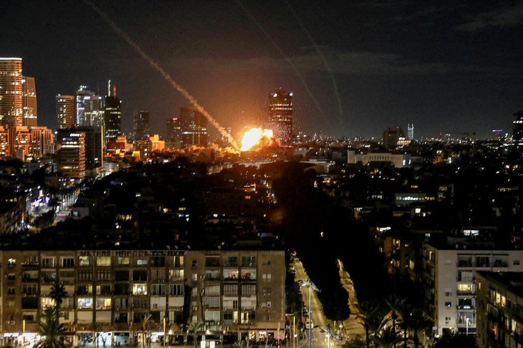 इरानको मिसाइल आक्रमणमा इजरायलमा १ जनाको मृत्यु, युद्धयता मृतक ११ पुगे  लीड: